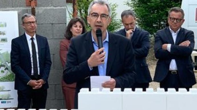 En compagnie des élus et des partenaires, Christophe Passelande, directeur agriculture, malt, vigne et espaces verts du groupe Soufflet, a posé symboliquement la première pierre de la crèche interentreprises située devant le siège social du groupe, à Nogent-sur-Seine.